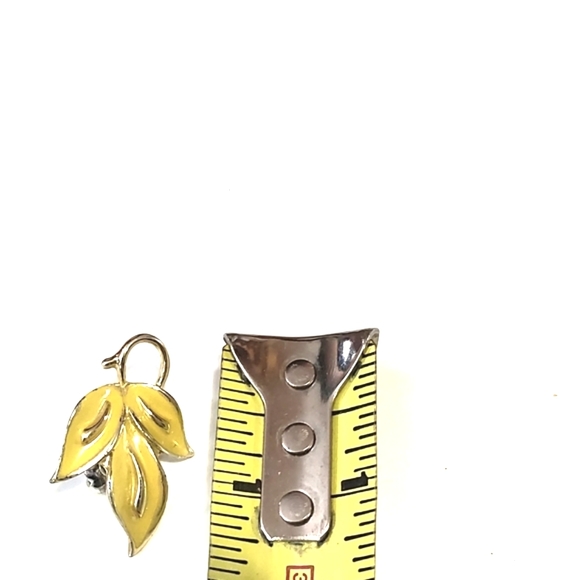 CORO EARLY 70s VINTAGE GOLD-TONE YELLOW THREE LEAF DROP CLIP-ON 1.3" EARRINGS - Picture 6 of 8